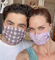 Ebru Salli Ve Ugur Akkus Un Nikahindan Ozel Kareler Neseli Sus Evim 2020 Unluler Fotograf Cekimi Tom Ford