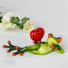 Dekofigur Frosch Mit Herz Hellgrun Liegend 16cm In 2020 Frosch Grun Naturfarben