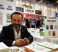 Ümit aktaş'ın mikrobiyoloji ya da enfeksiyon hastalıkları alanında hiçbir uzmanlığı yok ve söyledikleri bilimsel gerçeklerle çelişiyor. Umit Aktas Kimdir Nereli Kitaplari Yazilari Biyografi Ve Hayati