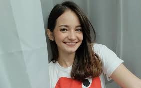 Enzy sangat sadar akan kondisinya dan berusaha untuk mulai mencoba dekat dengan cowok agar bisa menikah di usia yang tidak terlalu tua. Enzy Storia Tampil Cantik Pakai Kebaya Putih Dan Pamer Cincin Ngode Sudah Nikah