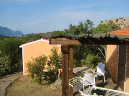 Historiquement, la pergola est une construction de jardin qui était utilisée pour servir de support aux plantes grimpantes et pour vous permettre de profiter de votre extérieur en étant abrité par de la. Entrance To Our Bungalow With Little Terrace In Front Picture Of Residence Hotel Lu Nibareddu Sardinia Tripadvisor