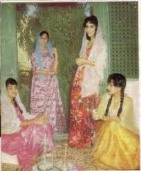 لم أرى في حياتي جمال في الأزياء مثل جمال الدرع العدني وهذا لباس قديم لا احد يعرف مصدره وتاريخيه والعظيم في الأمر إن islamic world historical events painting