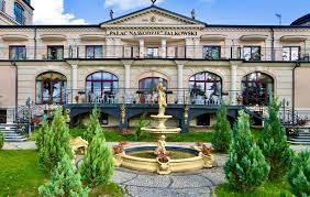 There is a garden planted nearby the hotel. Palac Na Wodzie Falkowski Augustow Ul Zarzecze 17 B Augustow Sanatorien Kurorte Augustow E Turysta De