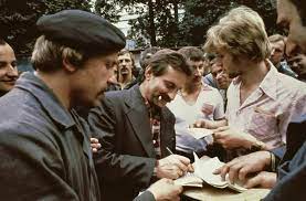 Dostał nagrodę nobla za działanie na rzecz pokoju 10.12.1983. 5 Pazdziernika 1983 R Lech Walesa Otrzymal Pokojowa Nagrode Nobla