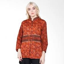 Kebaya sabrina berhias mutiara serta aksen selendang pada bagian samping, diikuti rok batik cokelat, ciptakan tema yang kontras. 45 Model Baju Batik Kerja Wanita Kombinasi Terbaru 2020