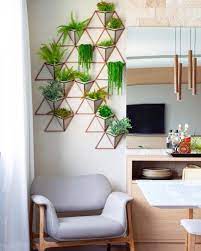 Plantas Para Sala 70 Maneiras De Decorar Com Naturalidade E Frescor Plantas Para Sala Planta Na Sala Decoracao Por exemplo, dois ou tres livros deitados num aparador e por cima colocar uma vela ou uma pequena planta, e o que basta para criar um ambiente magico e agradavel. plantas para sala planta na sala