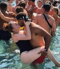 To the start of video. Missouri Officials Tell Lake Of The Ozarks Party Goers To Self Quarantine For Two Weeks Daily Mail Online