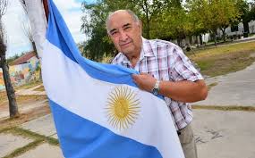 Por primera vez se determinó un tipo de tela para una bandera nacional, a la vez que se modificaban aspectos reglamentarios en cuanto a los colores y la forma de la enseña patria. Izar La Primera Bandera Argentina En Las Islas El Intacto Orgullo De Un Sanjuanino