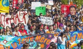 Plus de 30 000 personnes ont participé le 2 avril à une manifestation à montréal (canada) organisée par l'association pour une solidarité syndicale étudiante (assé) contre les mesures d'austérité. Ecoutez L Allocution De Greta Thunberg A Montreal Le Devoir