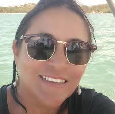 Um fotógrafo de vida selvagem na África viveu uma experiência inesperada  após um longo dia de trabalho na savana. Ele adormeceu sob a sombra de uma  árvore e acordou com uma chita