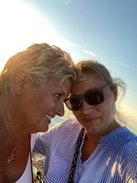 Can someone edit her hair out of the photo?