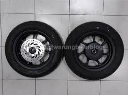 Sebenarnya dalam menggunakan ban cacing ini dibolehkan, namun hanya sebatas pada kejuaraan balapan drag saja. Ganti Ban Scoopy Lama Dengan Ban Ring 12 Milik All New Scoopy Tahun 2017 Warungbiker Com