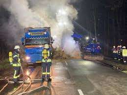 Zwei fahrzeuge kollidierten heute morgen im kreuzungsbereich der weseler straße (b58) uns wulfener straße (schlossallee) in wulfen. Strohbeladener Lkw Fangt Auf Der B401 Feuer Stundenlanger Einsatz Fur Die Feuerwehren Surwold Dorpen Und Das Thw Ov Papenburg Nordnews De