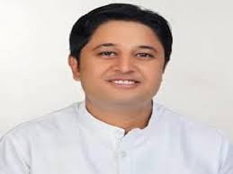 Babu Narayan Singh, who was the Deputy Chief Minister of the state, Saeed  Murtaza, who was MP and grandson of Akhtar Hasan in the field