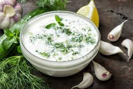 Tzatziki Maison Quand Le Yogourt Grec Et L Aneth Sont A L Honneur Tzatziki Tzatziki Sauce Food Processor Recipes