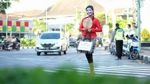 Berkostum badut inem jogja mencoba menyapa warga lewat caranya yang terkesan beda, jelas timbul pro kontra dimana mayoritas menyambut positif sikap inem tersebut. Inem Jogja Menebar Senyum Di Jalanan Bersihkan Kesedihan