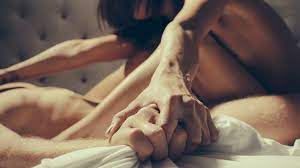 Packt ein kleines kissen unter die hüfte der frau, damit diese etwas. Die 50 Besten Sexstellungen Des Kamasutra Men S Health