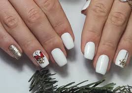 Das ende des zahnstochers etwas anfeuchten, dann bleibt der glitzerstein dran hängen) und auf den nagel auflegen. Nagellack Trends Weisse Gelnagel Sind Einfach Perfekt Fur Die Winterzeit