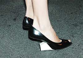 Acquista online abbigliamento di lusso per uomo e donna con the corner: Le Scarpe Col Tacco Al Contrario Non Solo In Passerella