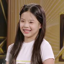 Kaylee Lee's Instagram, Twitter & Facebook