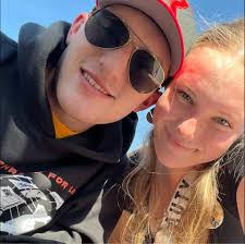 Are there private swim lessons available for kids in Wash-Mo?