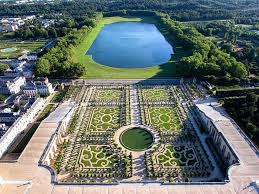 The gardens of versailles are famous for their spectacular musical fountain shows and evening fireworks displays, held throughout the summer months. Royalty Pomp Chateau De Versailles Schloss Versailles Landschaftsbau Magic Garden