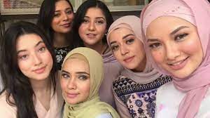 Kini, muncul semula beberapa keping gambar yang tidak. Seronok Tengok Neelofa Beraya Dengan Adik Beradik Family Muka Semua Sama Paten Youtube
