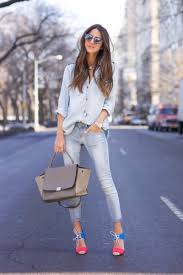 How To Style Light Blue Jeans 13 Casual Breezy Outfits For Ladies Fmag Com