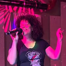 Thursday night church with the whole congregation @epic_karaoke 🎙️🎵🎉🙏🏼  such fun with awesome people. Thanks @duanejones6101📸 #chandelier #sia  #karaoke #tacomamusic