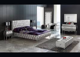Un petit bijou unique pour votre chambre. Acheter Votre Lit Capitonne Argente Avec Strass Et Pieds Chrome Chez Simeuble