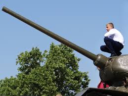 Riesenauswahl an produkten rund ums baby. File Young Man On Soviet Era Tank Tiraspol Transnistria 36420526970 Jpg Wikipedia