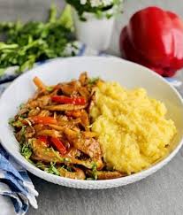 Carne de porc 1 kg eu am luat pulpa, dar puteti face cu orice carne preferata, cartofi rosii 1 kg, ceapa alba 2 buc, morcovi 2 buc, pasta de tomate 2 linguri, frunza de dafin 2 buc, piper negru 0.5 lingurite, boia de ardei rosu dulce 2 lingurite, faina alba 2 linguri. Retete Fara Carne Chef Nicolaie Tomescu