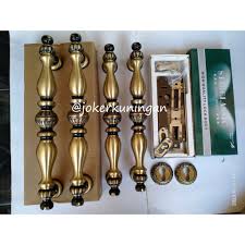 Namun sebelum membeli handle pintu apapun, tentunya sangat penting untuk mengetahui daftar harga handle pintu terbaru terlebih dahulu. Handle Pintu Rumah Gagang Pintu Rumah Handle Pintu Rumah Set Kunci Motif Bimo Terbaru Shopee Indonesia
