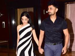 Photo Amrita Rao Smiles As She Walks Hand In Hand With Husband Rj Anmol Hindi Movie News Times Of India 115,599 likes · 426 talking about this.