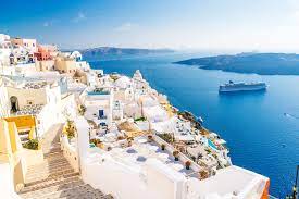 L'isola di santorini è un luogo romantico per eccellenza, scelto dalle coppie di innamorati anche per gli splendidi tramonti che è in grado di regalare l'isola di santorini è sole, mare e tanto divertimento. Fira Die Hauptstadt Santorini Vacanzegreche