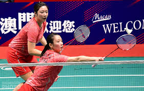 Zheng siwei (top) /huang yaqiong of china compete during the mixed doubles badminton group in tokyo, japan, july 26, 2021. Macau Open 2017 Finals Huang Yaqiong Takes Two