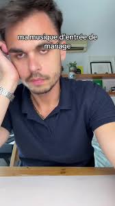 Homme Qui Jette Des Fleurs Mariage