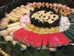 Kulit dadar gulung berwarna hijau karena diberi pewarna daun suji. Kue Dadar Gulung Berwarna Hijau Menggunakan Bahan Pewarna Alami Yaitu Sekilas Bahan