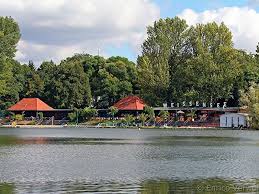 In summer, bring along a good book or newspaper, as there is a small café offering tasty pastries and hot drinks which you may take to the the haus am waldsee is also great in a snowy winter setting (see my pics). Weisser See Berlin De
