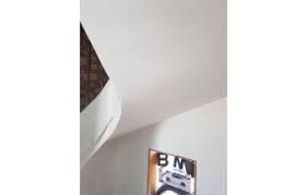 J'aimerais savoir comment fixer les suspentes sachant que je ne souhaite pas casser le plafond existant. Creation D Un Faux Plafond En Plaque De Platre De 6mm Pour Pouvoir Creer Un Arrondi Sous Des Marches D Escalier Avec Application De Bande A Joint Et Arrete De Finition