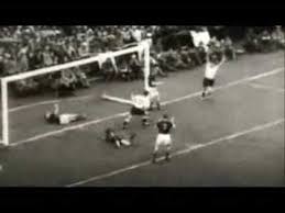 Jogadores alemães comemoram o surpreendente título mundial (imagem: Final Alemania Hungria 1954 Youtube