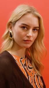 SOFT HUES, STRONG VIBES Nuanțele pastelate devin aliatul tău în vacanță cu  articolele din colecția Motivi. Ținute lejere, feminine și gata de plimbat  prin soare.