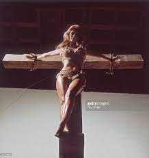 Naked Raquel Welch in One Million Years B.C. < ANCENSORED