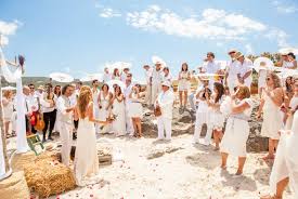 Cuando hablamos de como organizar bodas en la playa, lo primero que tienes que considerar para elegir un vestido de bodas correcto. Guia De Vestimenta Para Bodas En La Playa Las Bodas Originales