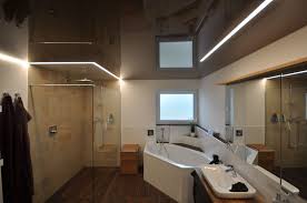Spanndecke Im Badezimmer In 2020 Dusche Beleuchtung Spanndecken Badbeleuchtung