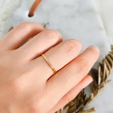 Rekomendasi model cincin emas terbaru adalah cincin dengan emas rose gold yang ditaburi dengan beberapa batu permata swarovski. Jual Produk Model Cincin Emas Wanita Simple Termurah Dan Terlengkap Juni 2021 Bukalapak