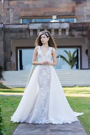 Eine kreation von armani mit gleich zwei schleppen und besetzt mit unzähligen perlen und kristallen. Fit And Flare Hochzeitskleid In Rosa Emine Yildirim Braut De Braut Hochzeitskleid Brautmode