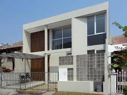 Pintu kayu jika dilihat secara visual memang bagus karena mengesankan gaya yang indonesia banget. 15 Ide Dan Inspirasi Jenis Pintu Kayu Untuk Hunian
