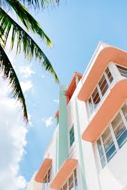 Un derrumbe en un edificio de 12 pisos en miami beach, florida, dejó este jueves al menos una persona muerta, ocho heridas y 51 desaparecidas. Coral La Tonalidad Cromatica Estrella De 2019 Miami Art Deco Hoteles En Miami Fotos De Miami