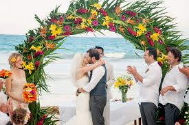 You can observe bunches of flowers placed here and there on this arch and we're sure you can use tropical flowers in your wedding for your wedding bouquet. Tropical Palm And Birds Of Paradise Wedding Arch